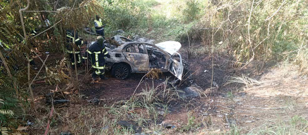 Voiture calcinée sur l'autoroute du nord