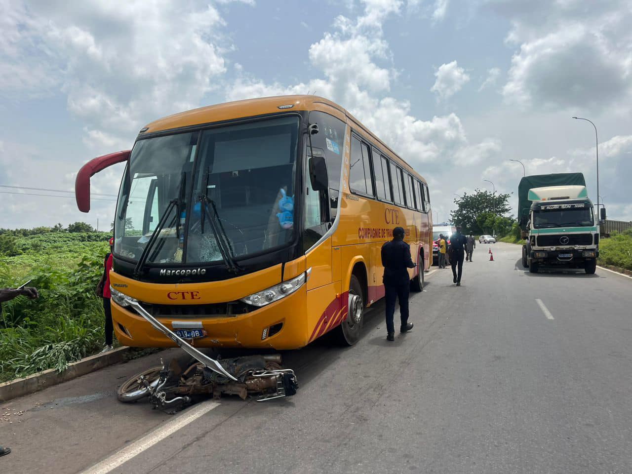 Une moto rencersée à Yamoussoukro